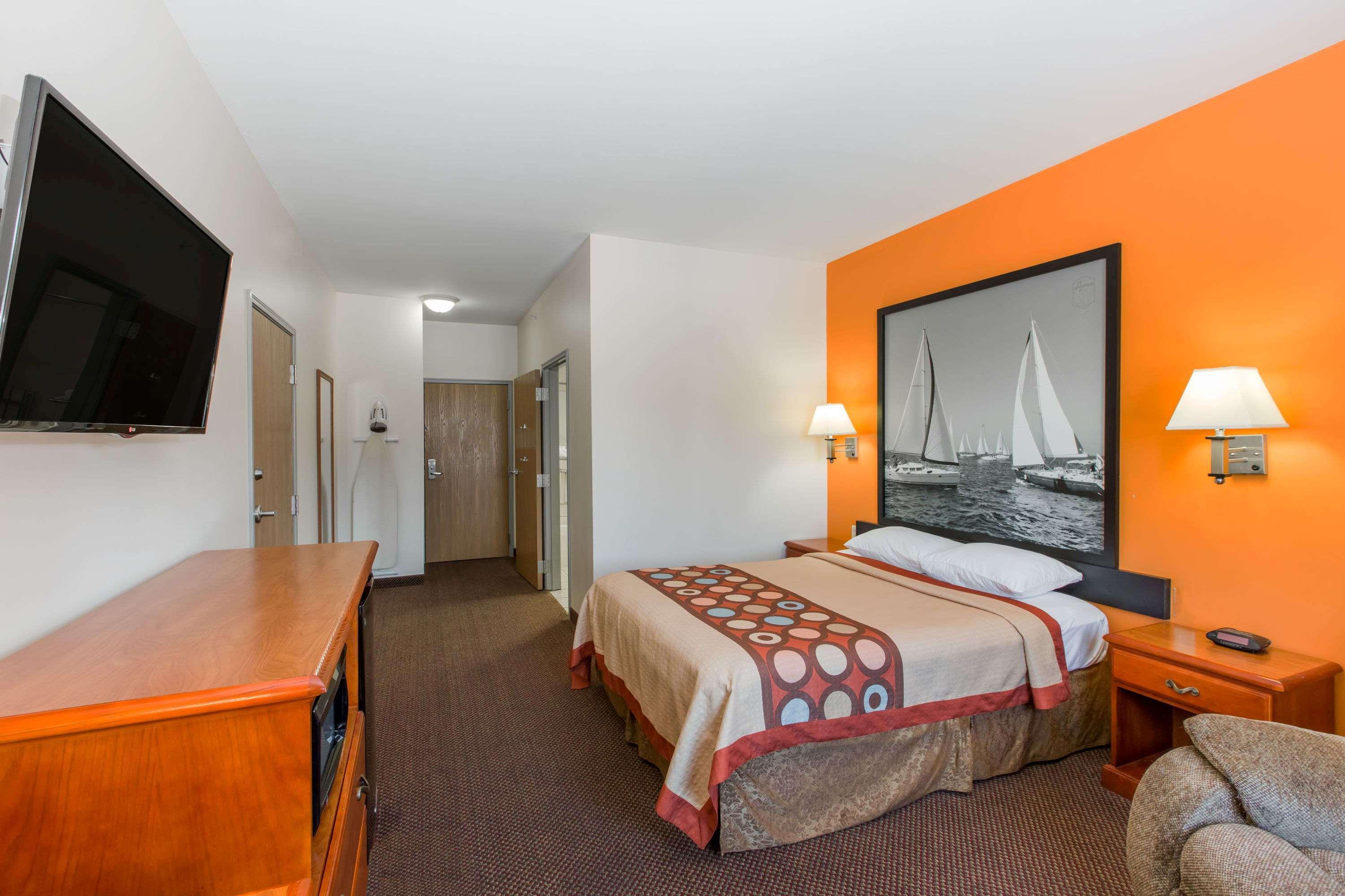 Super 8 By Wyndham Salina Hotel Exterior photo