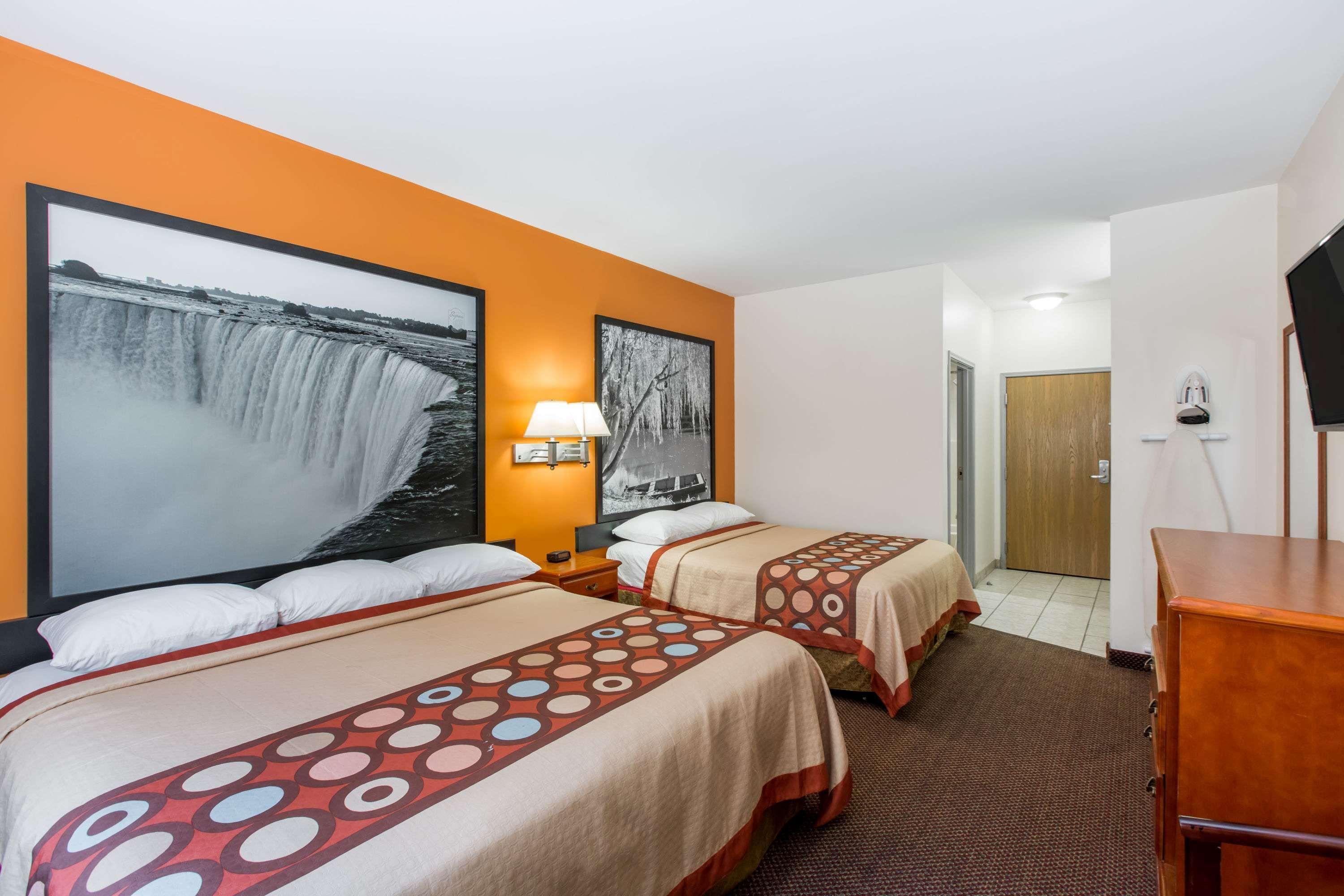 Super 8 By Wyndham Salina Hotel Exterior photo