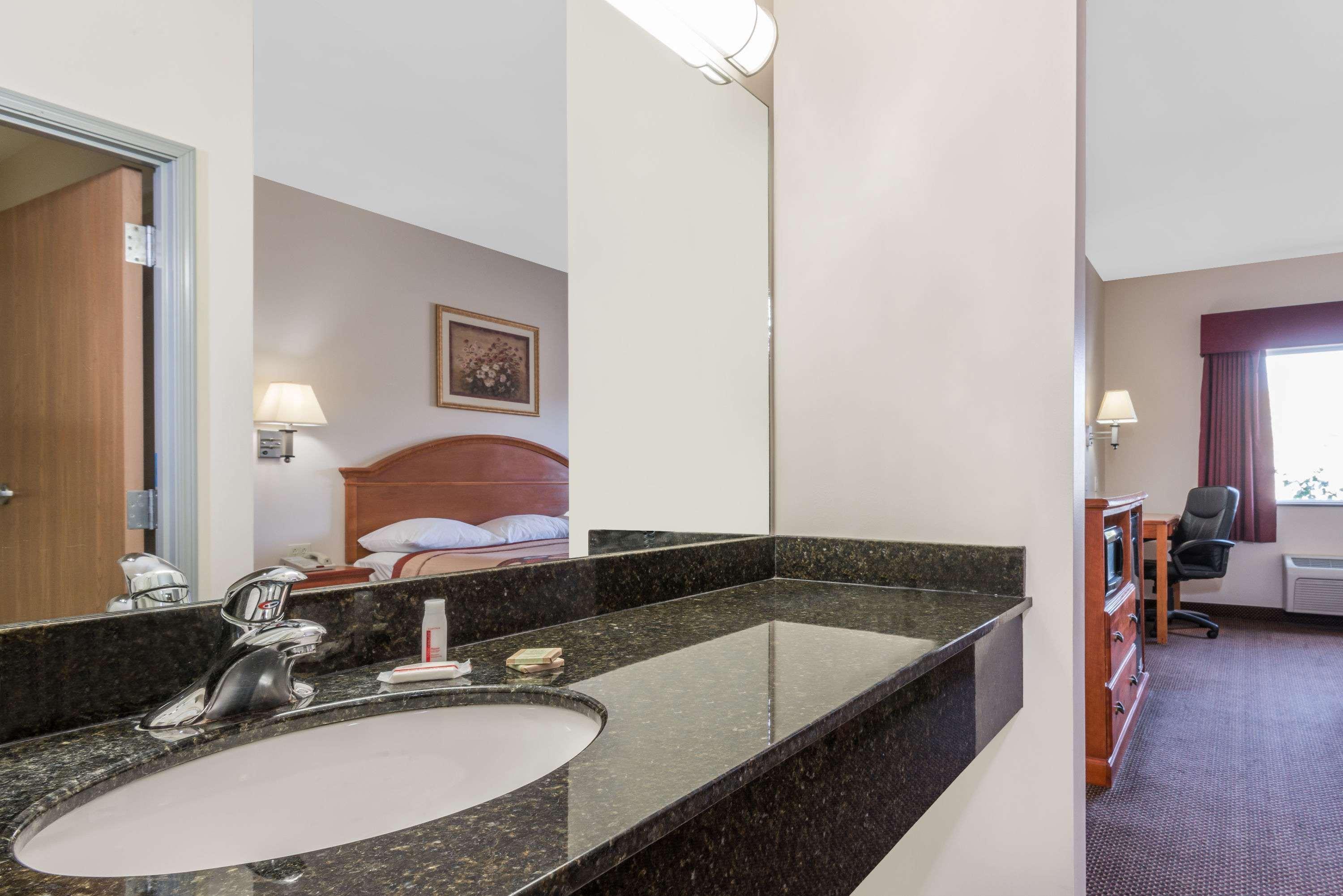 Super 8 By Wyndham Salina Hotel Exterior photo