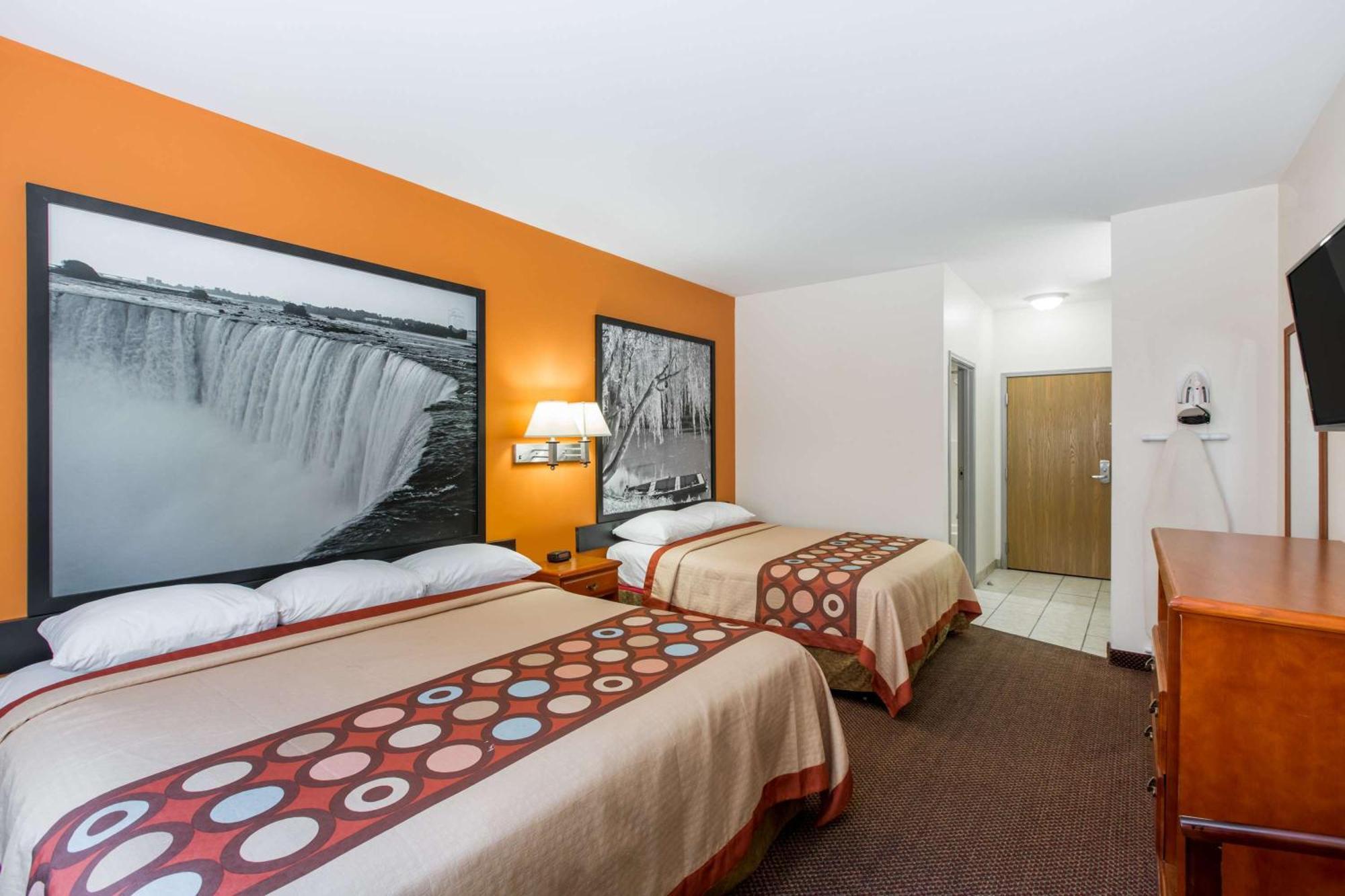Super 8 By Wyndham Salina Hotel Exterior photo